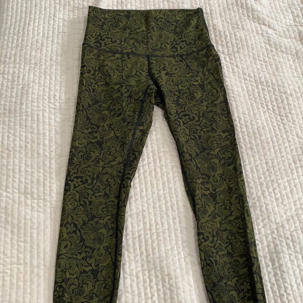 Lululemon wonder under